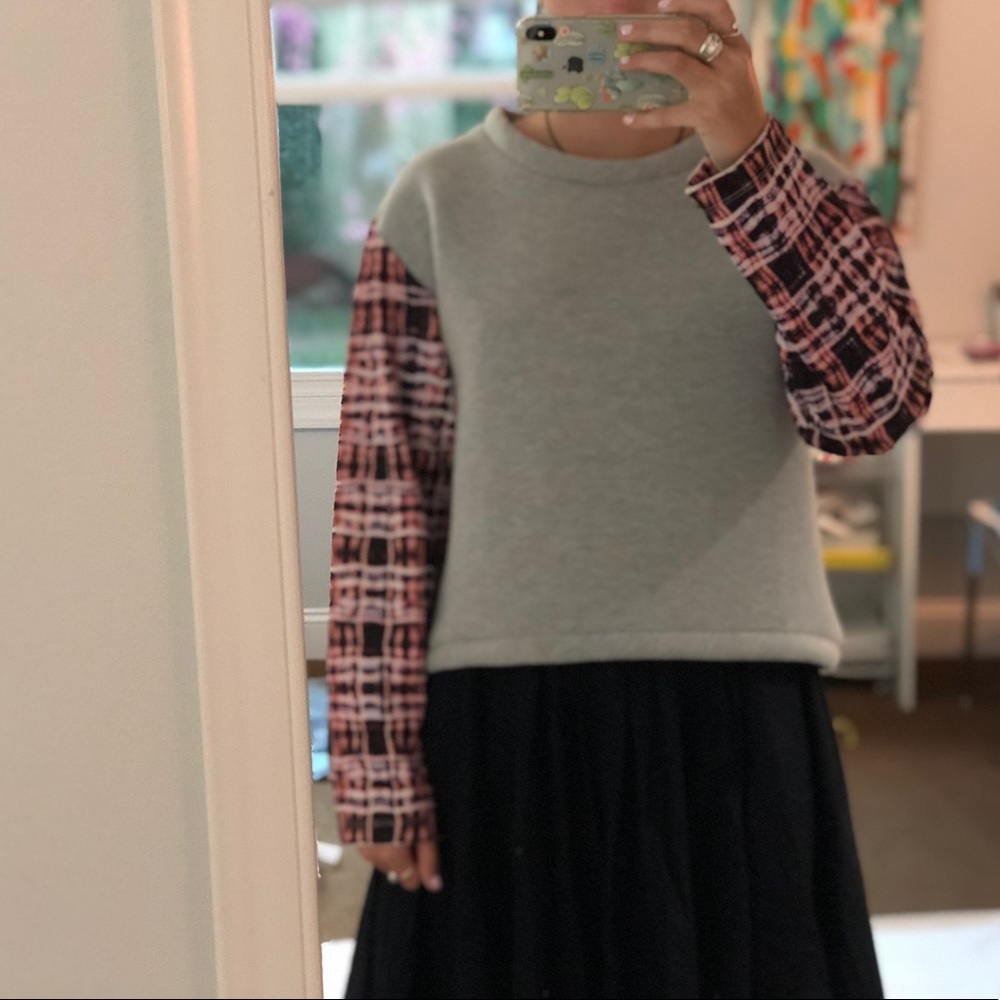 Boxy grey sweater with graphic sleeves